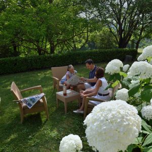 Famille détente jardin